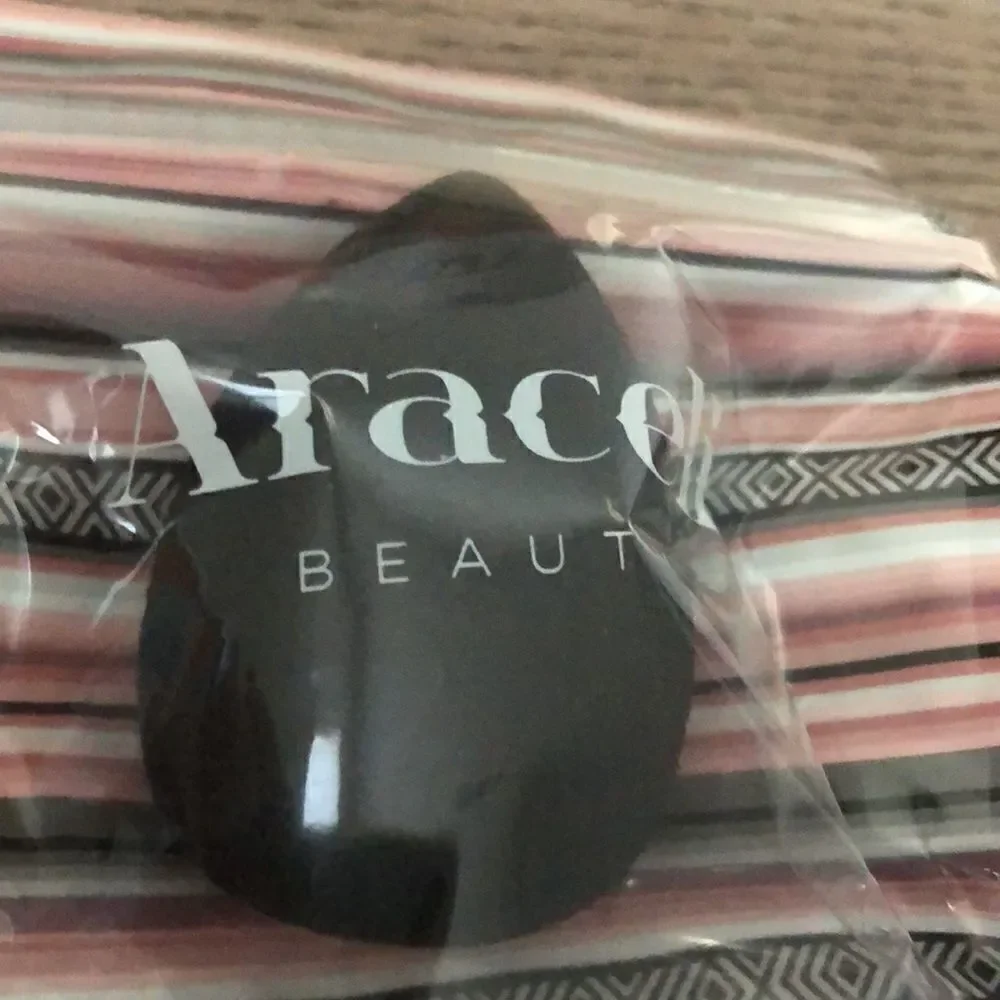 ARACELI BEAUTY Bella Sponge in Black NEW with Ipsy drawstring bag